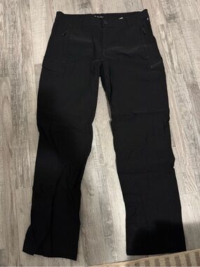 Wind River Men's Black Cargo Pants with Zip and Flap Pockets fits like Medium